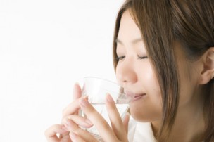 水を飲む女性画像