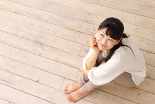 フローリングに座る女の子