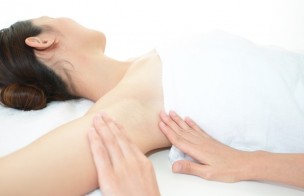 エステでワキ脱毛をする女性
