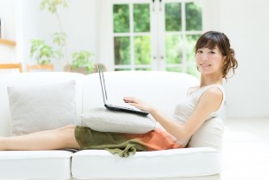 パソコンを使う爽やかな女性
