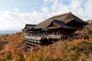 秋の京都音羽山・清水寺の本堂(清水の舞台)
