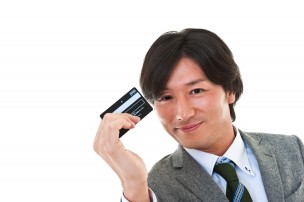 カードを持つ男性